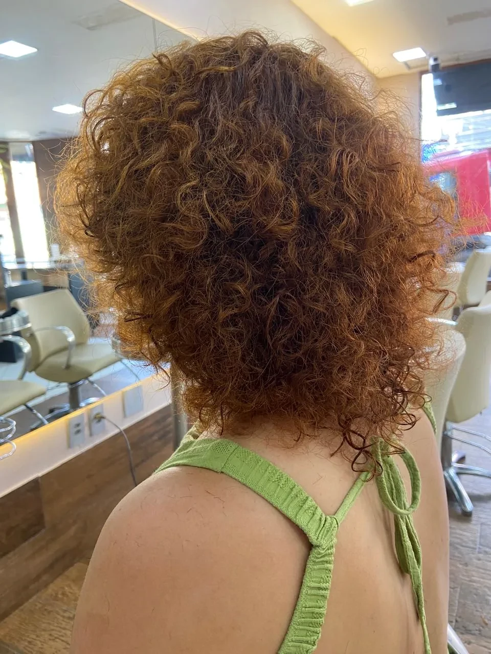 Cabelo cacheado com volume visto de trás