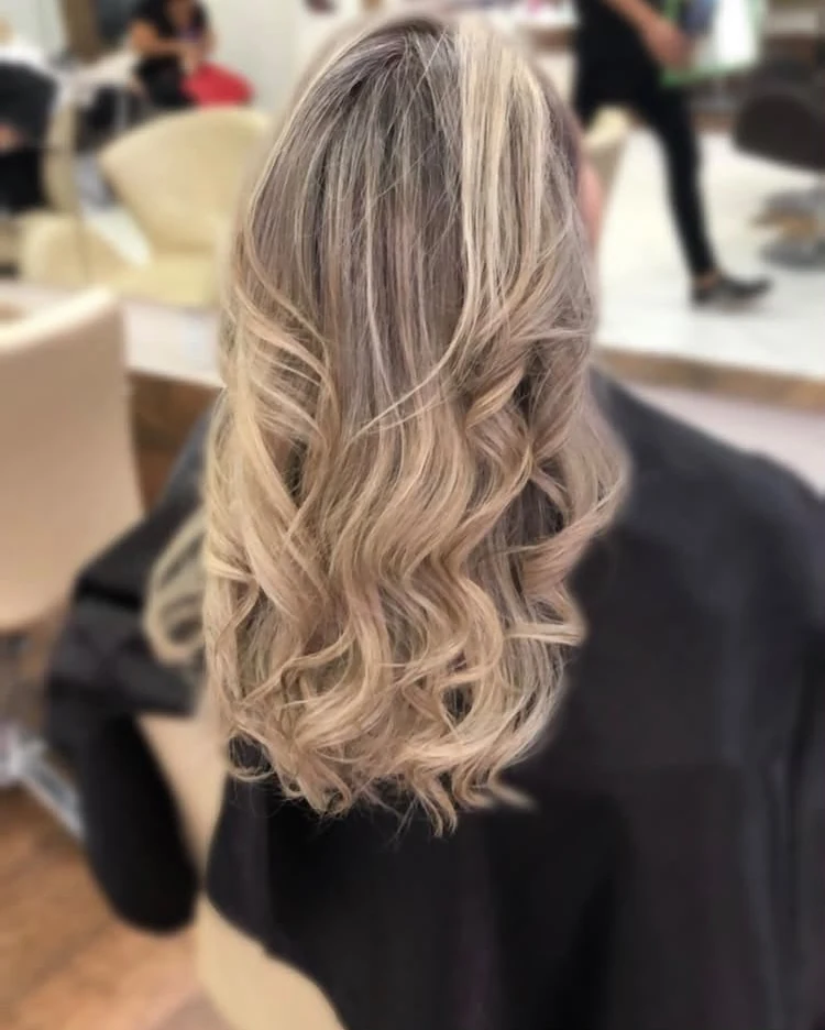Cabelo loiro em ondas visto de trás