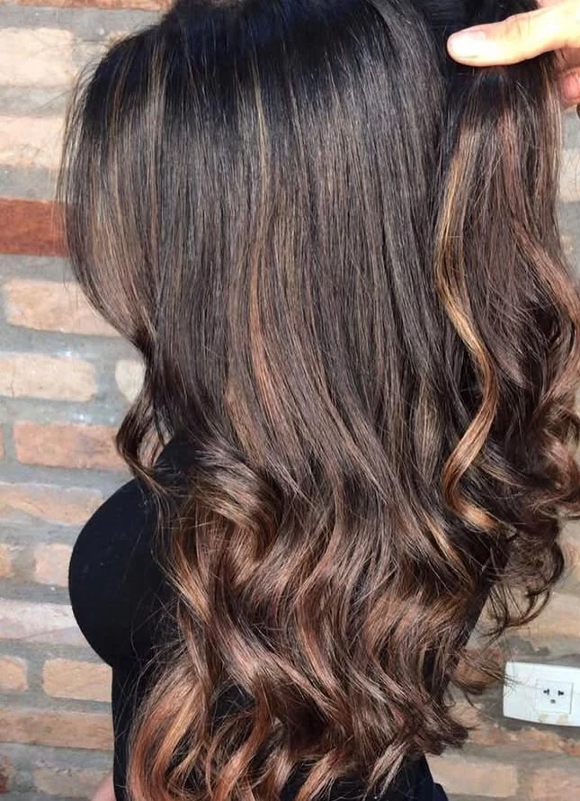 Cabelo castanho iluminado com ondas visto de trás