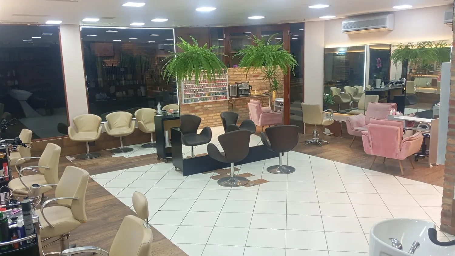 Área interna do Luciano Mattos Hair no Tatuapé, com cadeiras e espaço de atendimento